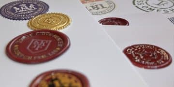 Documents juridiques avec des sceaux officiels.