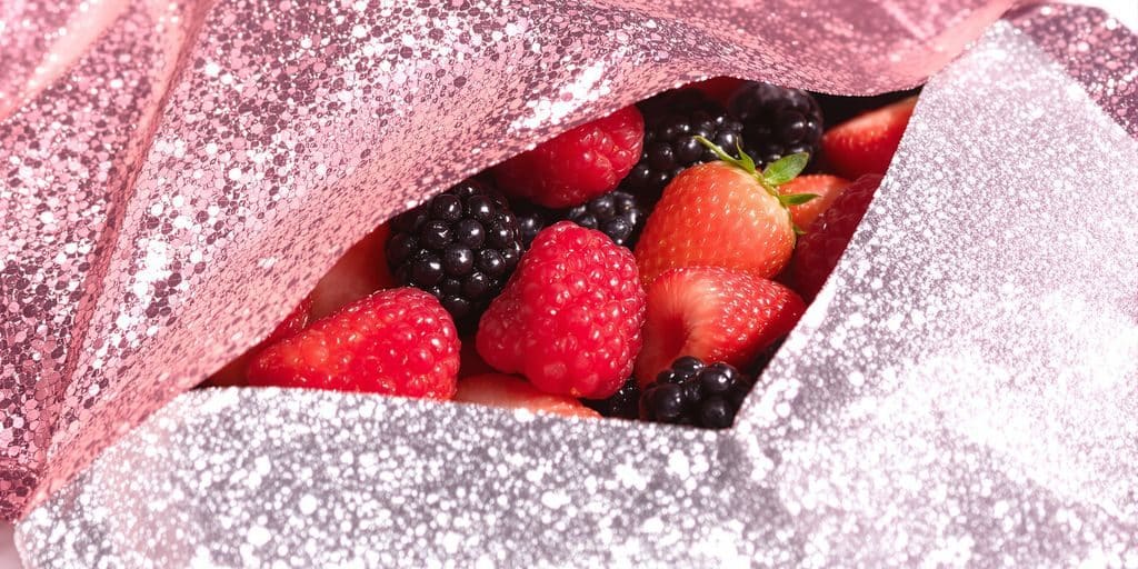 Emballage alimentaire scintillant avec des baies fraîches.