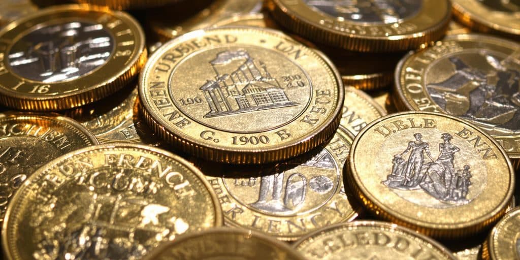 Pièces d'or françaises en gros plan, éclairées.