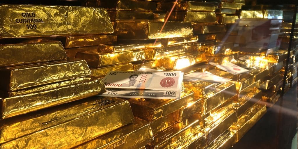 Lingots d'or et billets de banque anciens