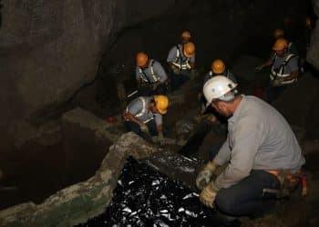 Personnes travaillant dans une mine souterraine.