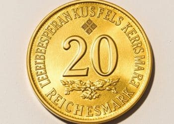 Une pièce dorée de 20 Reichsmark, gros plan.
