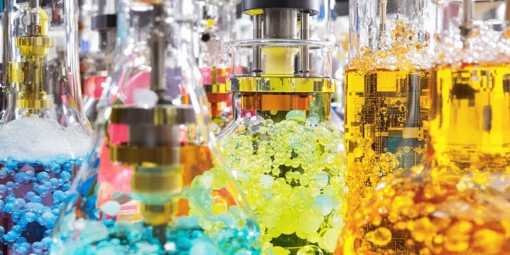 Catalyseurs chimiques dans des tubes en verre.
