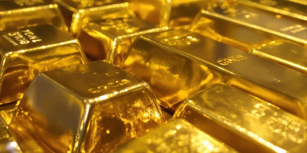 Lingots d'or purifiés dans un laboratoire.