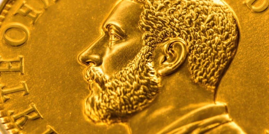 Gros plan d'une pièce d'or Souverain Georges V.