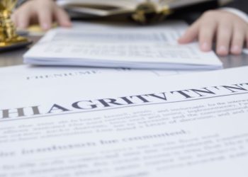 Bureau administratif avec des piles de papiers