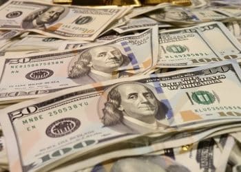 Une pile de dollars américains en or.