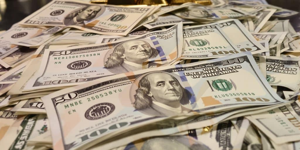 Une pile de dollars américains en or.