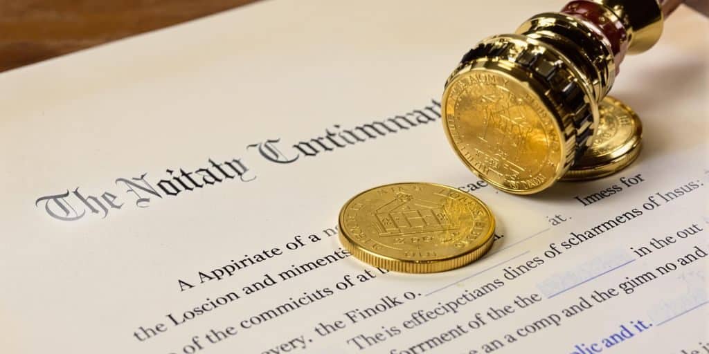 Mains tenant une pièce d'or et un parchemin