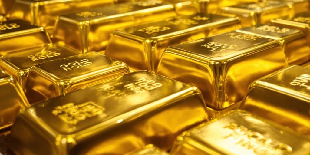 Lingots d'or brillants dans une pile.