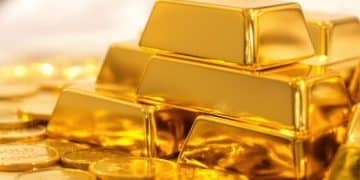 Lingots d'or et pièces d'or sur un fond bancaire.