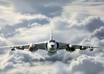 Avion soviétique militaire dans le ciel.