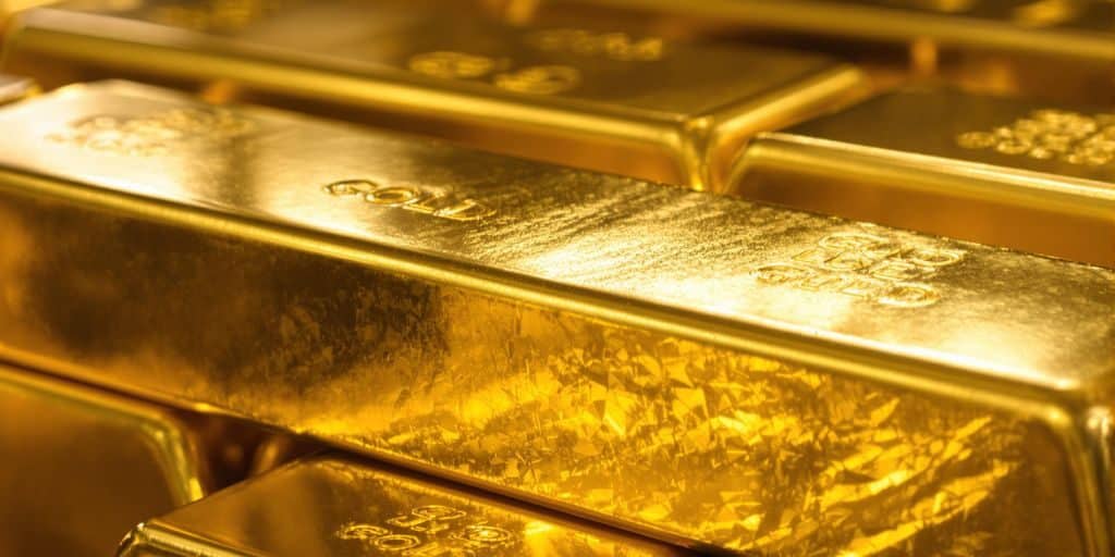 Lingots d'or brillants sur fond sombre.