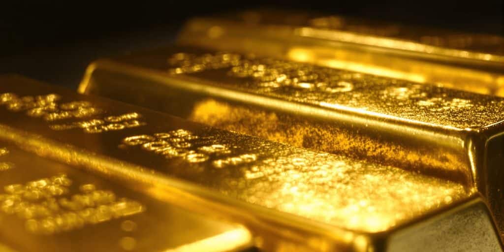 Lingots d'or brillants sur fond sombre abstrait.