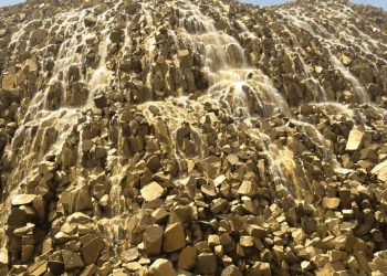 Tas de minerai lixivié sous le soleil.
