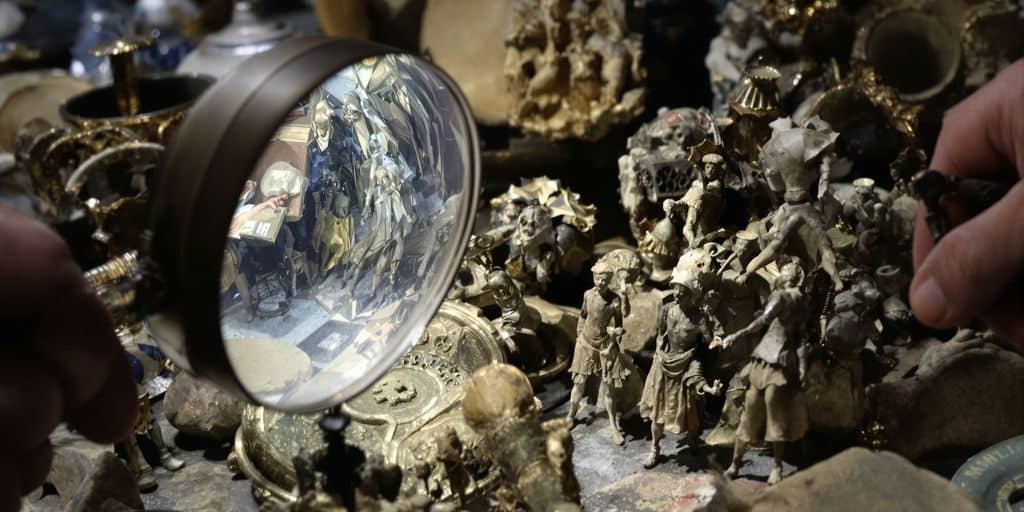 Examen minutieux d'objets anciens avec des outils.
