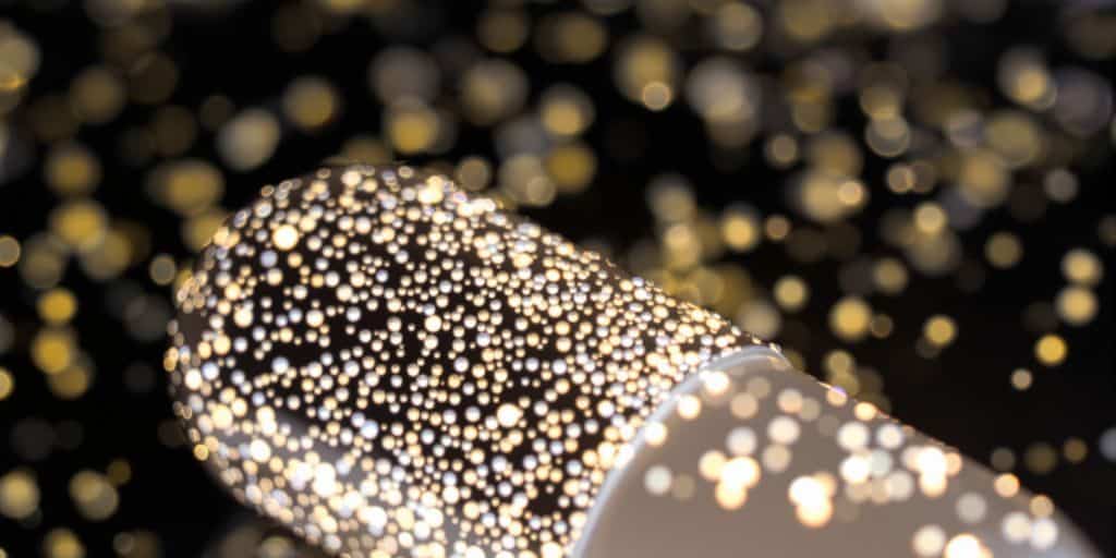 Nanoparticules flottant près d'une capsule de médicament.