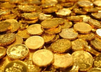 Des pièces d'or brillantes et lingots