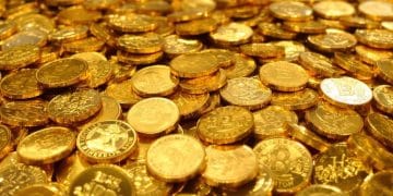 Des pièces d'or brillantes et lingots