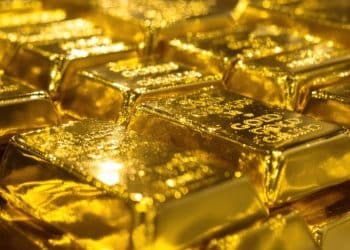 Lingots d'or sur une pile haute et brillante.