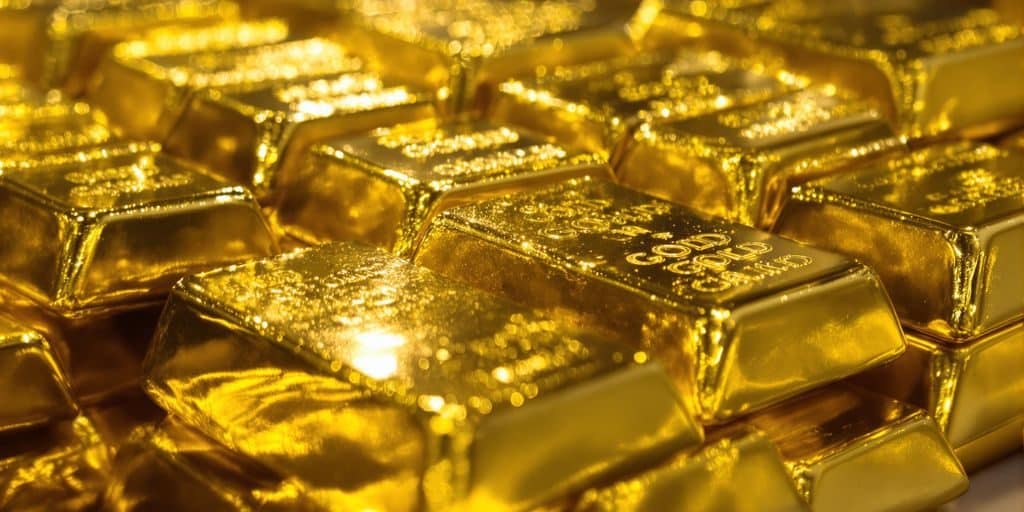 Lingots d'or sur une pile haute et brillante.