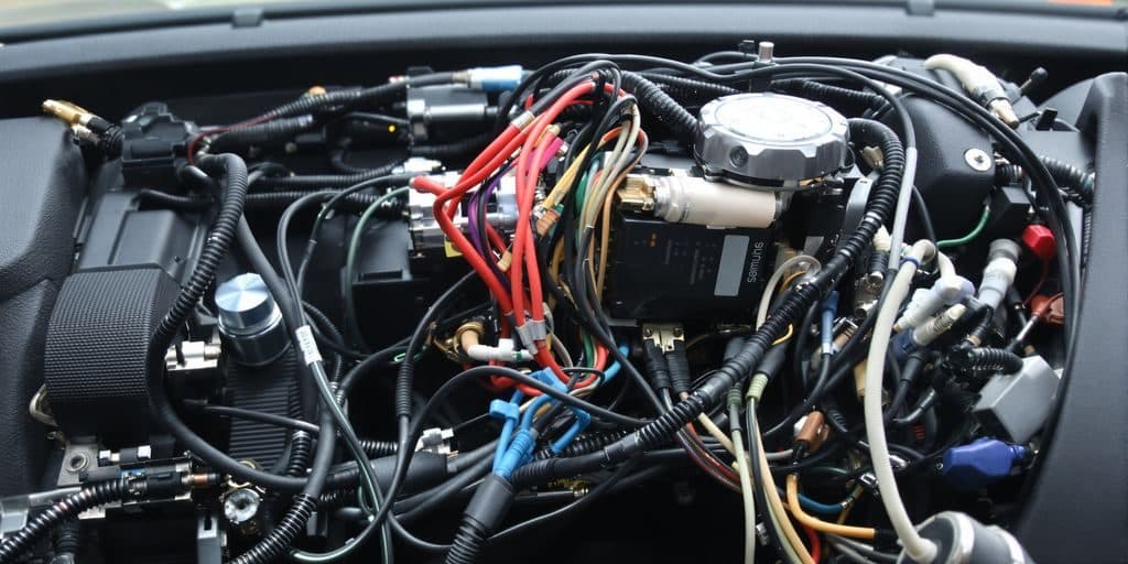 Composants électroniques automobiles dans un habitacle.