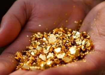 Échantillons d'or brut dans une main.