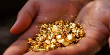 Échantillons d'or brut dans une main.