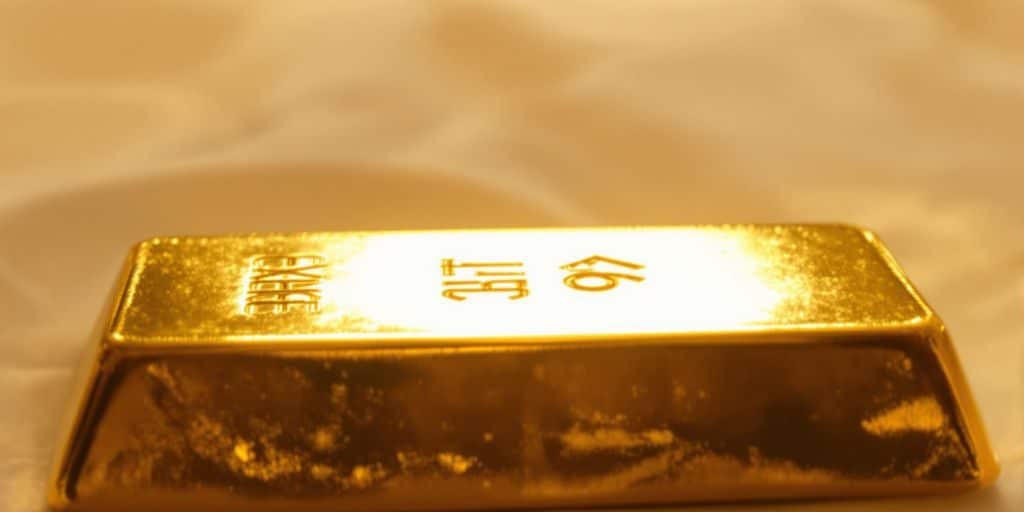 Lingot d'or scintillant sous la lumière.
