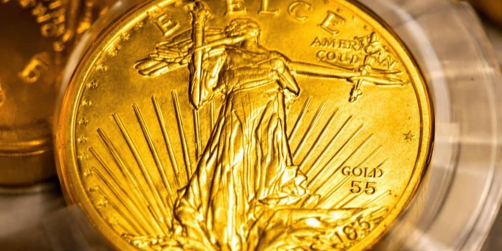 Pièce d'or de 5 dollars américains brillante.