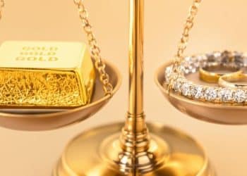 Une balance dorée avec des bijoux et des lingots.