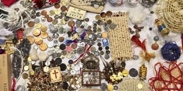 Objets culturels anciens et amulettes porte-bonheur.