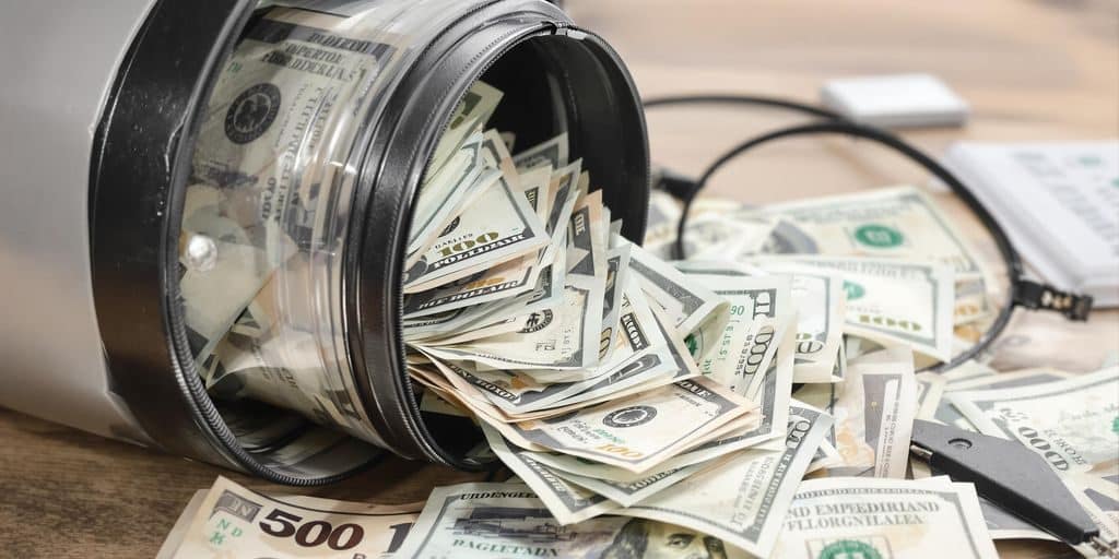 Un compte bancaire ouvert avec des billets de banque sortant.
