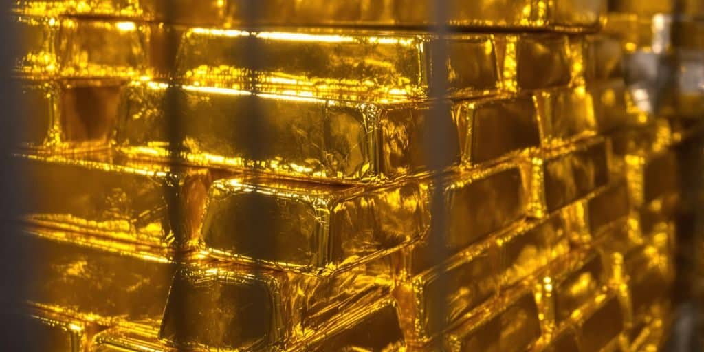 Lingots d'or brillants sur un fond sombre.