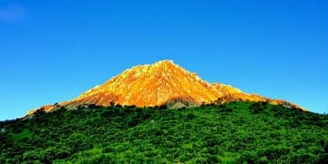 Montagne dorée sous un soleil éclatant.