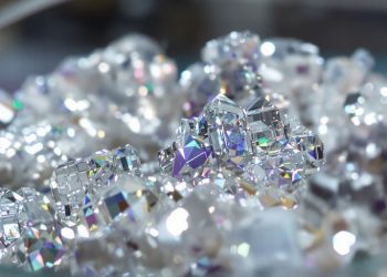 Cristaux brillants dans des récipients de laboratoire.