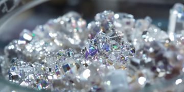 Cristaux brillants dans des récipients de laboratoire.