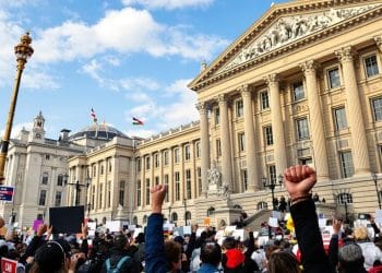 Manifestants devant le parlement sud-africain.