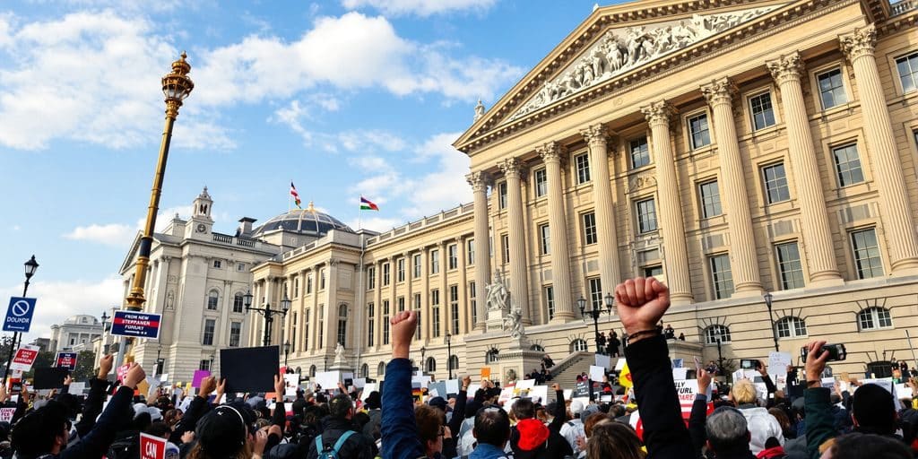 Manifestants devant le parlement sud-africain.