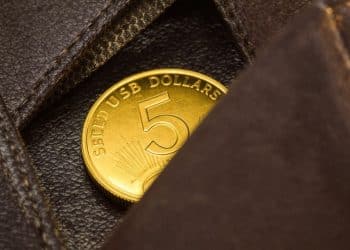 Pièce d'or américaine de 5 dollars dans un portefeuille