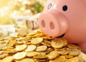 Une pile de pièces d'or et de billets de banque.