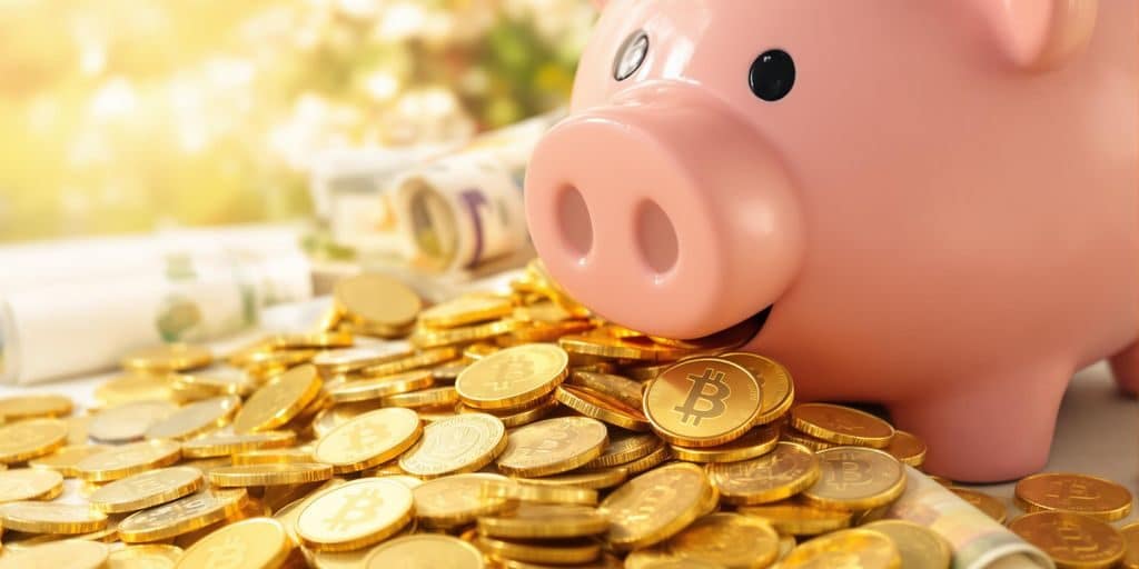 Une pile de pièces d'or et de billets de banque.
