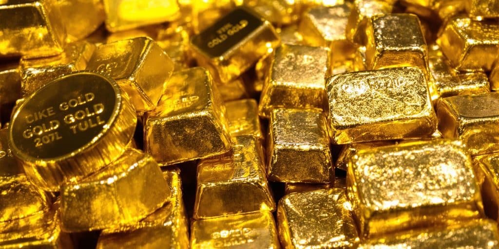 Barres d'or et lingots d'or empilés