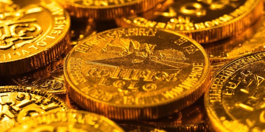 Pièces d'or anciennes et brillantes, gros plan.