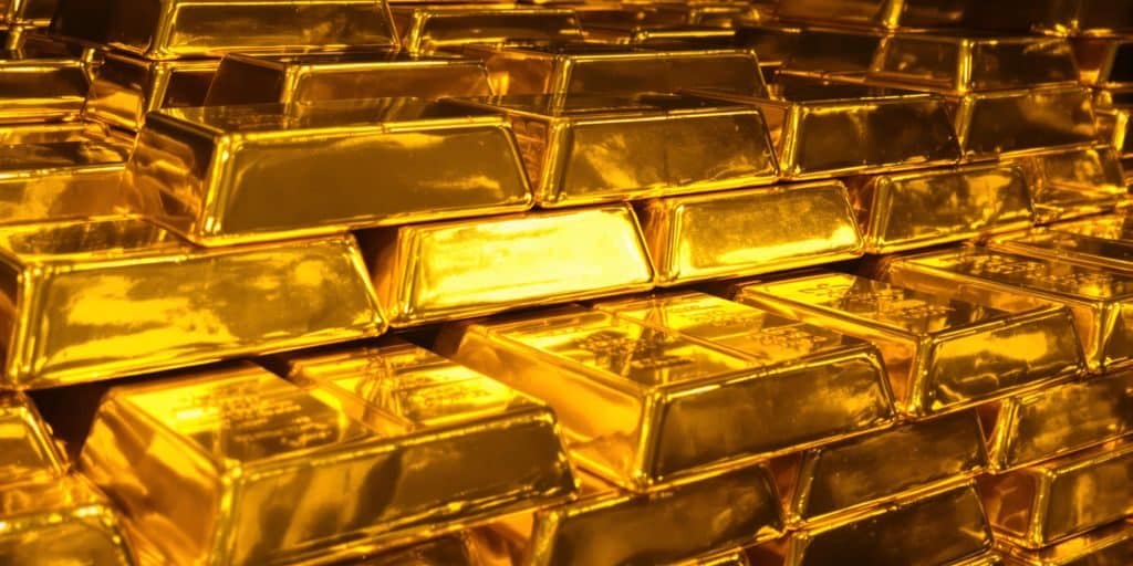 Lingots d'or brillants empilés dans une pile.