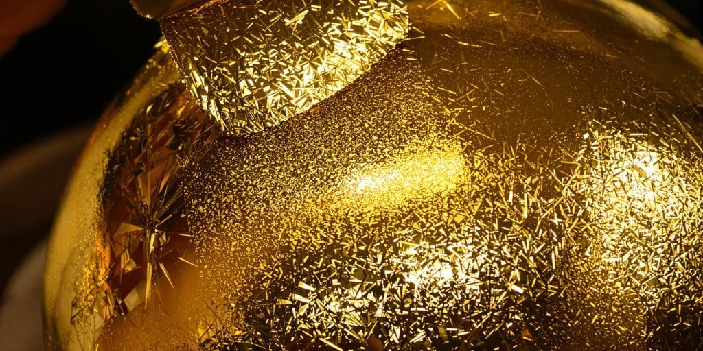 Feuille d'or appliquée sur un objet décoratif.