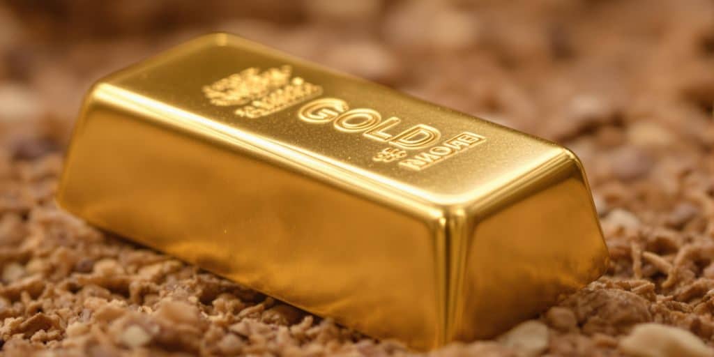 Lingot d'or pur sur fond naturel.