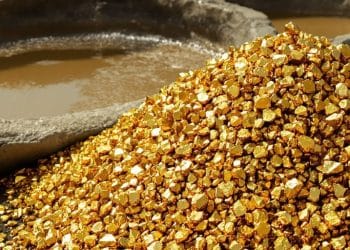 Bacs de cyanure à côté de tas d'or