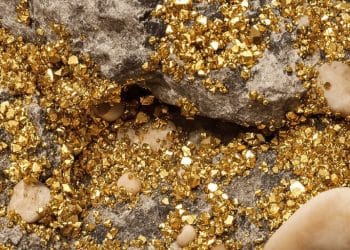Roche dorée et gravier brillant