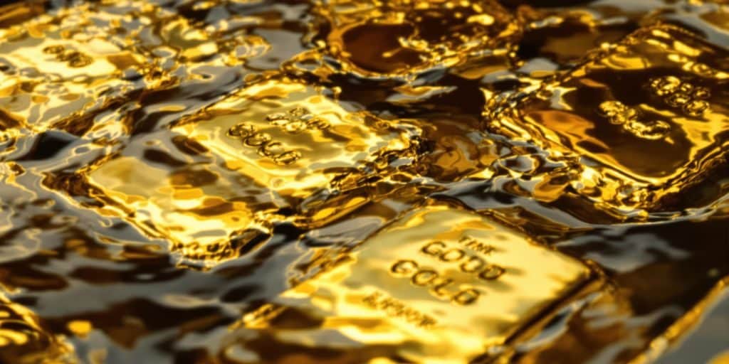 Lingots d'or brillants avec des éclaboussures d'eau.